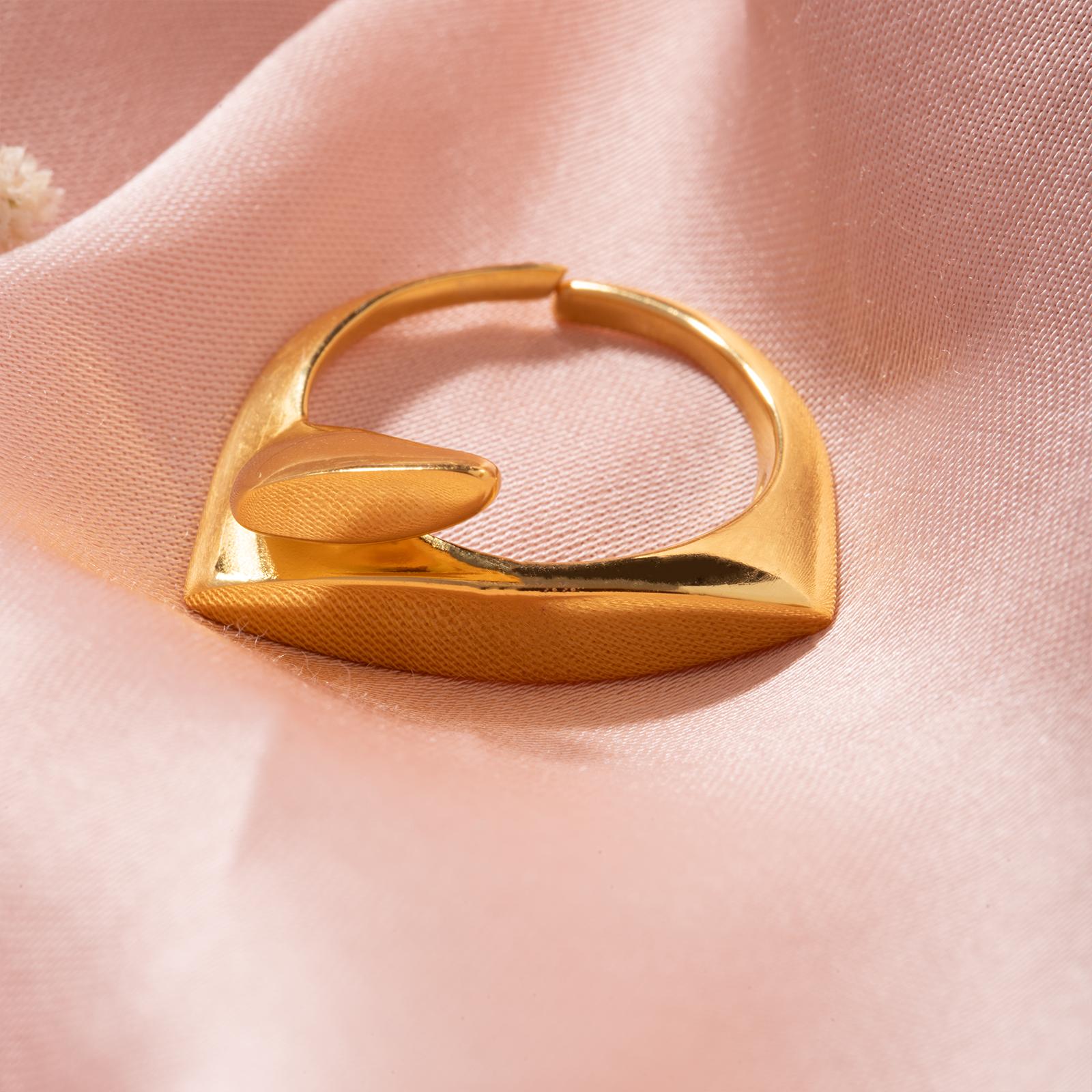 Vera Sculpt Ring